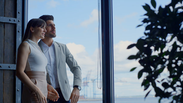 在海景豪华酒店谈情说爱的人感动。关系的概念图片下载