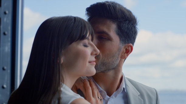 特写男人亲吻女人海景。快乐的情侣享受浪漫的约会图片下载