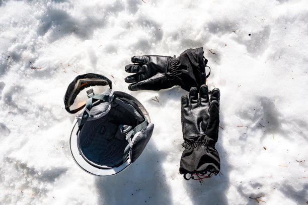 雪地里的滑雪头盔和手套图片下载