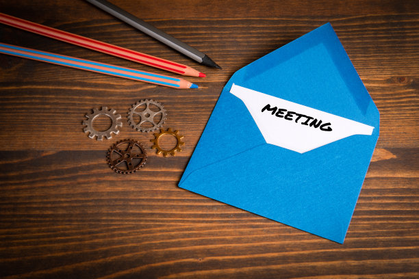 会议。深色木纹背景，办公桌，文字信图片下载