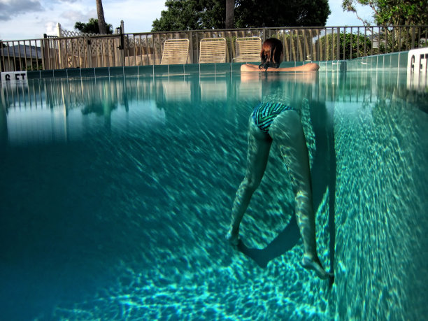 游泳池里美丽年轻女子的部分水下视图图片下载