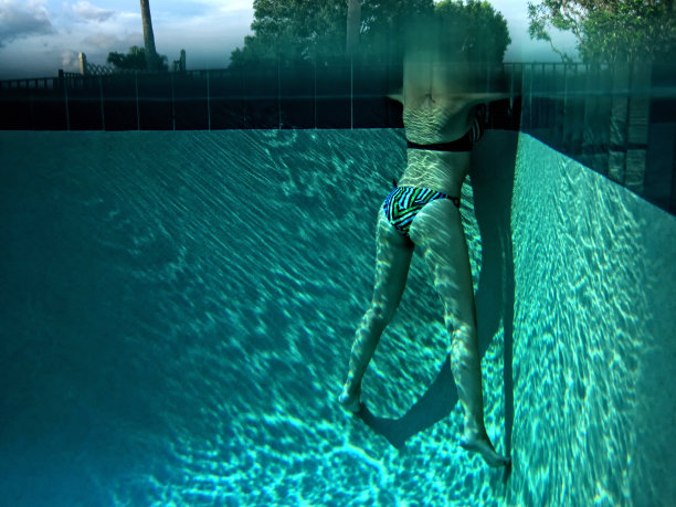 游泳池里美丽年轻女子的部分水下视图图片下载