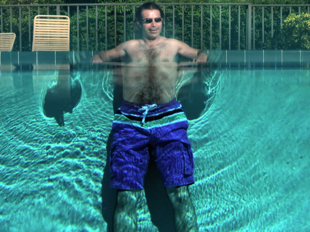 中年男子在游泳池的部分水下视图图片下载