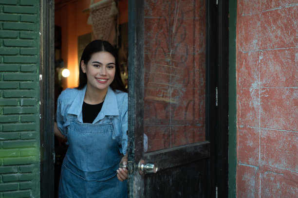 开陶艺学校的年轻女商人开门欢迎热爱陶艺学习的学生。图片下载