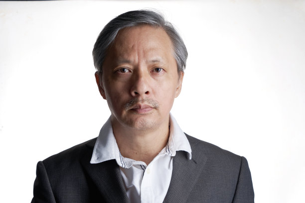 严肃的中国人热情的肖像，白色背景下的商务着装图片下载