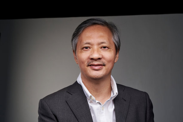 中国热情的肖像，灰色背景下的商务服装图片下载