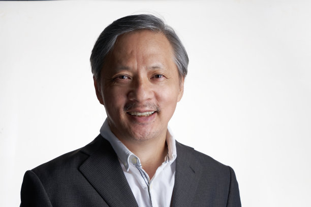 白色背景下商务着装的中国热情画像图片下载