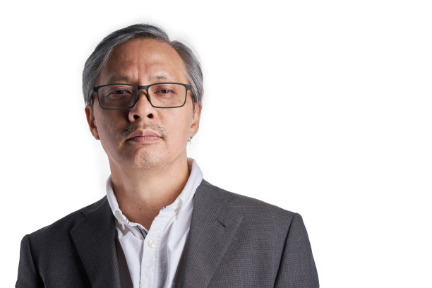 白色背景下商务着装的中国热情画像图片下载