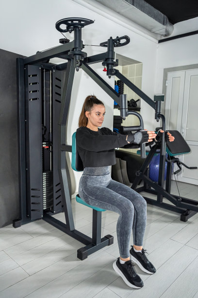 美丽的女孩来到健身房减肥，改善她的身材。图片下载