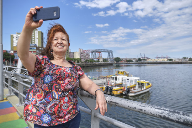 在阿根廷布宜诺斯艾利斯的拉博卡，一名女子用手机自拍图片下载