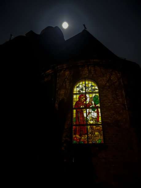 波兰西里西亚Miotek圣方济各教堂的彩色玻璃窗。圣方济各在前面图片下载