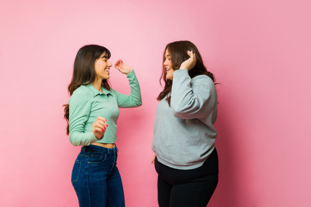 兴奋的好朋友跳舞，玩得很开心图片下载