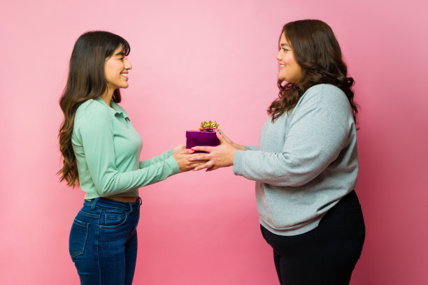 美女给她最好的朋友送礼物图片下载