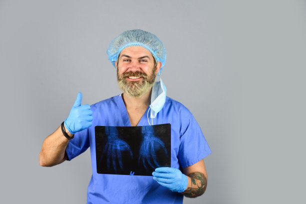 医院急诊。医生比较结果。X射线辐射。医生拿着骨头的照片。骨折和骨骼损伤。医生检查手腕的x光快照。外科医生估计损伤图片下载