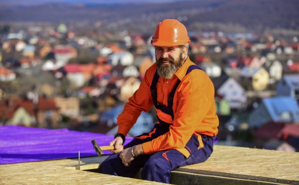 防水片材。高海拔是可行的。热绝缘。建筑工屋顶表面。专业师傅修屋顶。平顶安装。屋顶工人正在建造新屋顶。建筑施工图片下载
