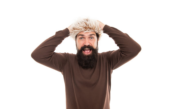 成熟的男人，留着胡子，戴着耳塞帽。胡须头发护理。潮人孤立在白色上。图片下载