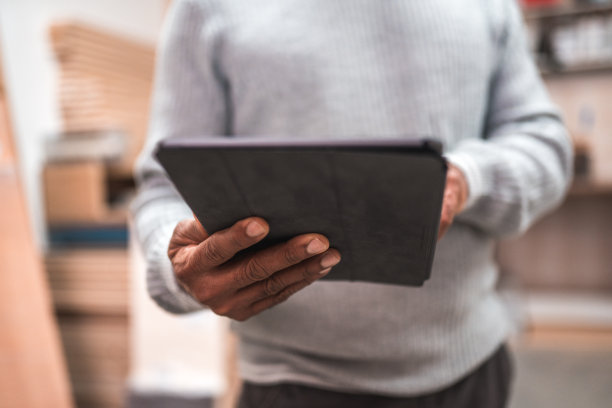 成熟的西班牙男性经理使用数字平板电脑图片下载