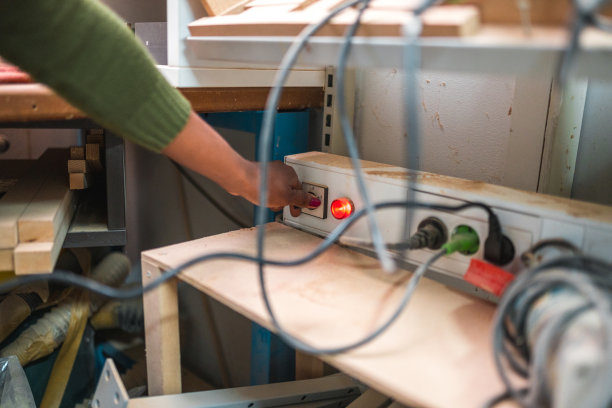 一名非裔美国女性在工厂测试电气连接图片下载