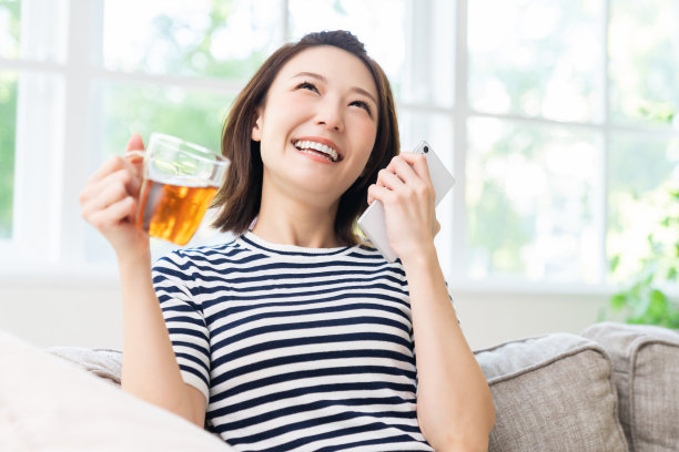 有吸引力的亚洲女性使用智能手机图片下载