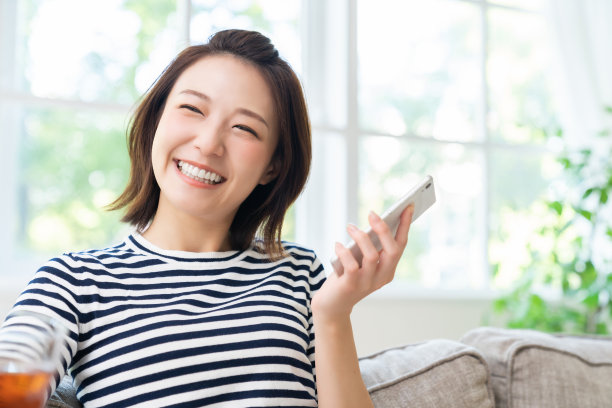 有吸引力的亚洲女性使用智能手机图片下载