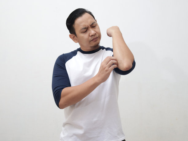 年轻的亚洲男子的肖像感到发痒，抓他的身体图片下载