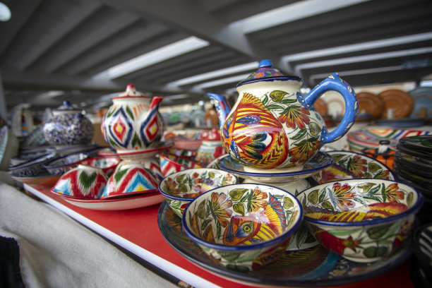 陶瓷茶具与彩色图案和描绘的鱼。图片下载