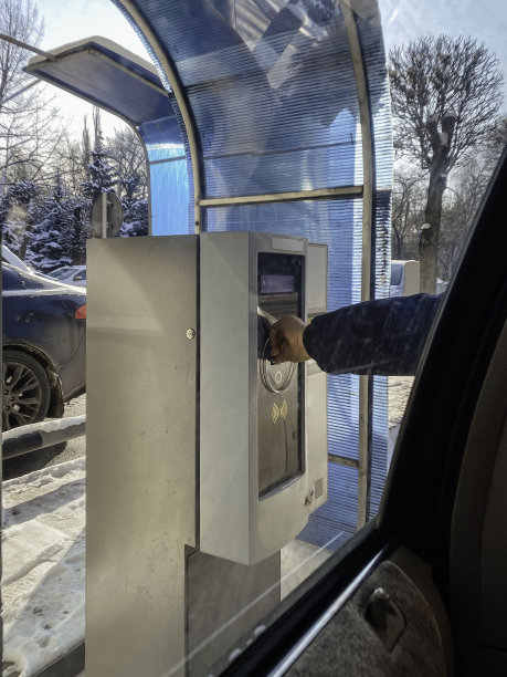 高速公路收费站、收费站。汽车司机需要支付过路费才能通过的道路。司机付车费图片下载