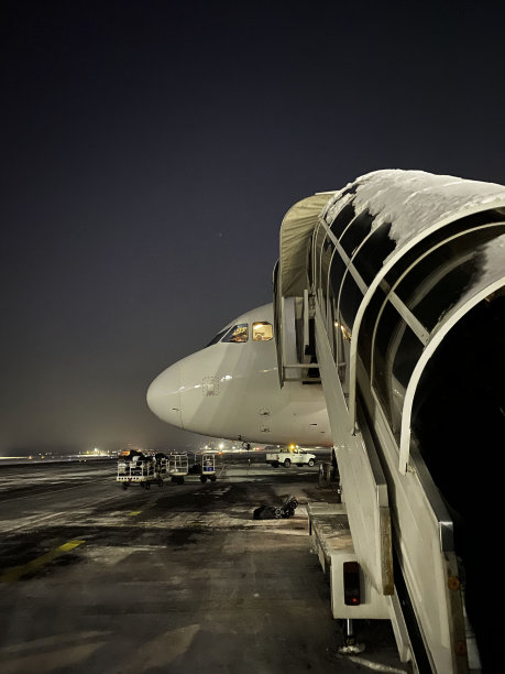 机场飞机平面图的舷梯。飞机。乘客的梯子。在机场旅行，等待航班图片下载