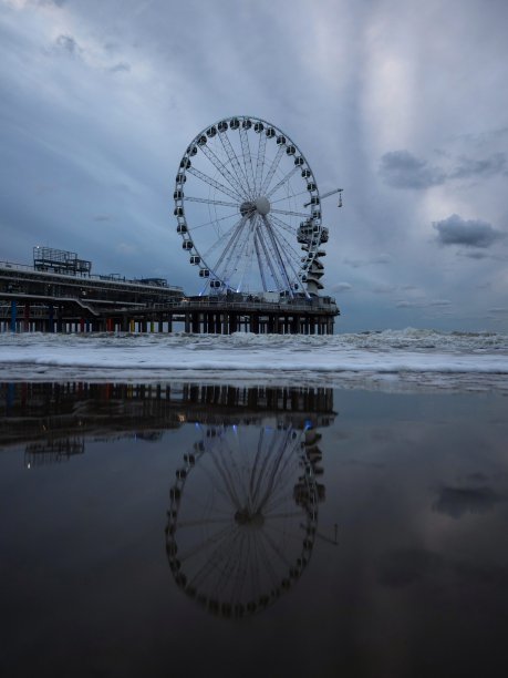 蓝色小时海滩水反射全景天空视图摩天轮码头斯海弗宁根荷兰海牙欧洲图片下载
