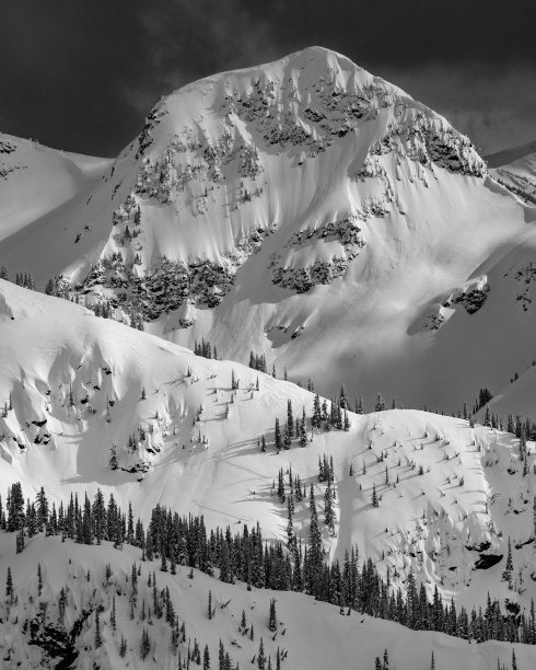 加拿大不列颠哥伦比亚省Revelstoke市塞尔柯克山脉的黑白照片图片下载