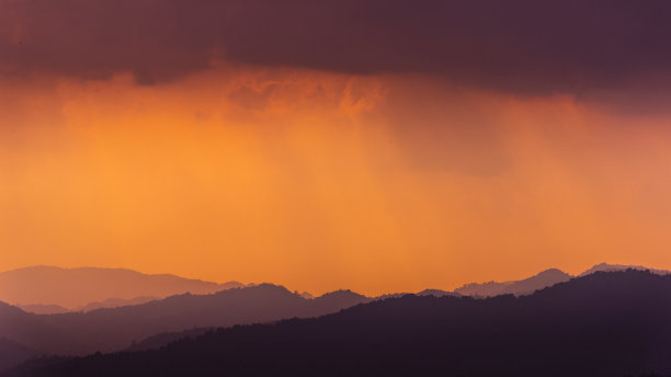 日落时分，群山和森林的剪影。图片下载