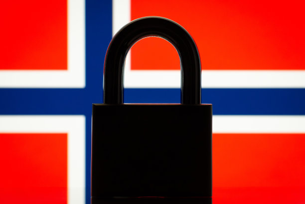 布韦岛的旗帜，前面是封闭的船闸图片下载