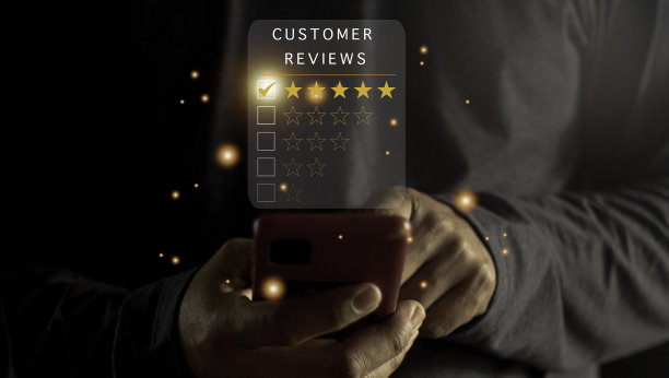 商人在虚拟触摸屏上按笑脸表情。客户服务评价理念。优秀的客户服务评价。图片下载