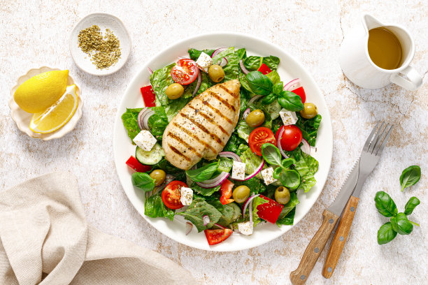 烤鸡柳和新鲜绿叶蔬菜沙拉配番茄，红洋葱，橄榄和羊乳酪。健康食品。生酮午餐。俯视图图片下载