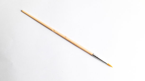 各种艺术家画笔在白色背景上的顶视图与文本复制空间。创意明信片图片下载