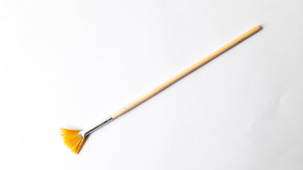 各种艺术家画笔在白色背景上的顶视图与文本复制空间。创意明信片图片下载