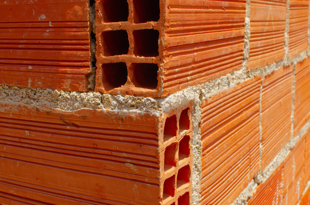 巴西房子正在建造砖墙，巴西正在建造砖墙。巴西人用红粘土砌块或砖砌在墙上。图片下载