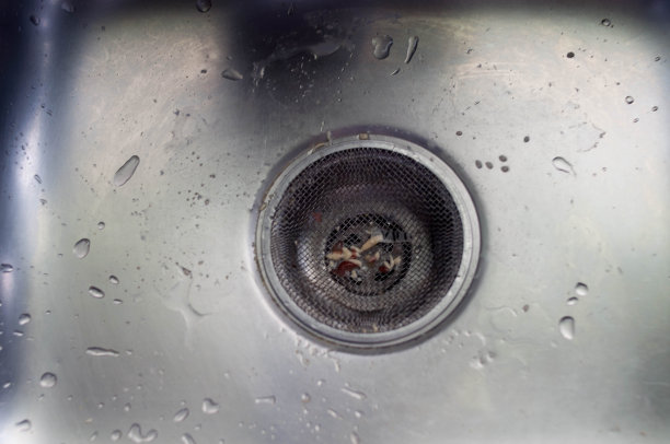 一个肮脏的水槽的特写照片图片下载