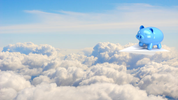 在纸飞机上的蓝色存钱罐在天空中赚取或节省概念3d渲染图片下载