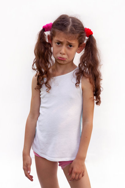 不高兴的女孩在白色背景图片下载