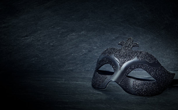 黑色威尼斯狂欢节面具在黑色背景。图片下载