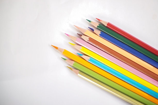 彩色铅笔整齐地排列在白纸上图片下载