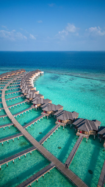 马尔代夫岛水上别墅平房在绿松石酒店度假湖与鸟瞰图片下载