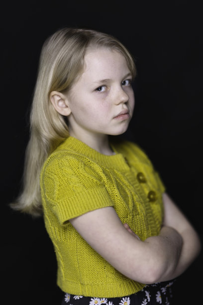 抱着双臂的喜怒无常的青春期少女图片下载