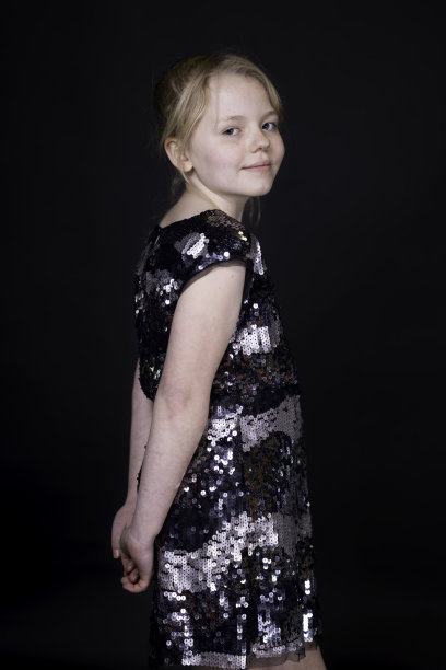 十岁的孩子穿着闪闪发光的裙子图片下载