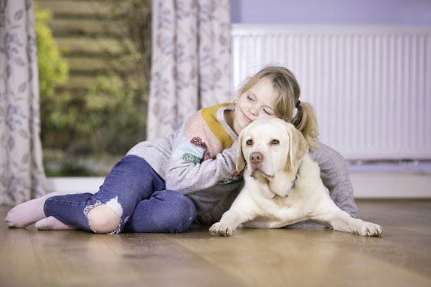 十几岁的女孩和她的狗图片下载