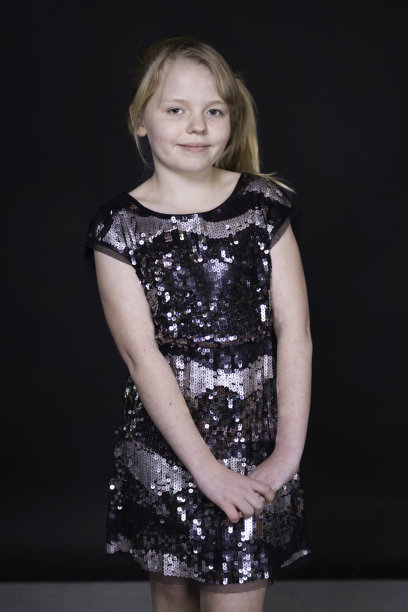 十岁的孩子穿着闪闪发光的裙子图片下载