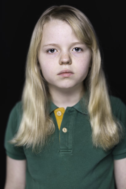 严肃的青春期前金发女孩图片下载