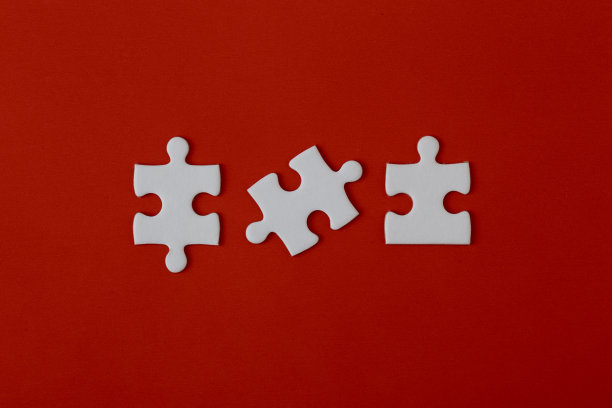 红色背景上的白色空白拼图图片下载