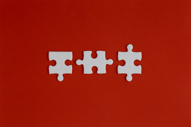 红色背景上的白色空白拼图图片下载